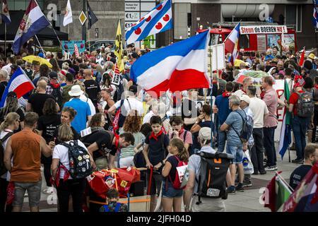 2022-07-03 13:00:52 EINDHOVEN - les sympathisants du mouvement de protestation ensemble pour les pays-Bas prennent part à une marche à travers le centre d'Eindhoven. En solidarité avec les agriculteurs qui s'opposent à la politique du gouvernement en matière d'azote, beaucoup portaient le mouchoir d'un agriculteur. ANP ROB ENGELAR pays-bas sortie - belgique sortie Banque D'Images