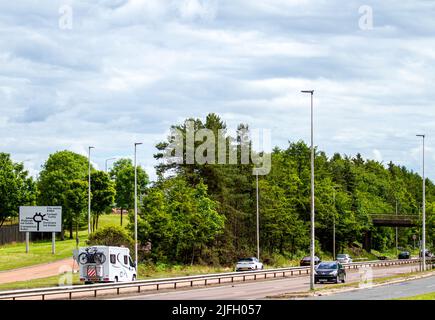 Dundee, Tayside, Écosse, Royaume-Uni. 3rd juillet 2022. Météo au Royaume-Uni : avec des températures atteignant 18 °C, le nord-est de l'Écosse a une combinaison de nuages inégaux, des périodes ensoleillées, avec des averses sporadiques à travers Dundee. En raison de la météo erratique, quelques automobilistes conduisent dimanche le long de la chaussée humide Dundee Kingsway West. Crédit : Dundee Photographics/Alamy Live News Banque D'Images