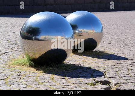 Mirror Spheres dans le centre-ville d'Helsinki, Finlande, juin 2019. Les boules de fer reflètent une vue sur la journée ensoleillée d'été dans la ville. Banque D'Images