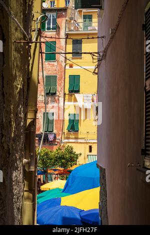 Allée étroite (Carugio ou Carruggio) et maisons multicolores à Vernazza, station touristique dans le parc national des Cinque Terre, Ligurie, la Spezia, Italie. Banque D'Images