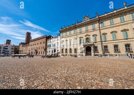 Mantoue, place Sordello, Palais de l'évêque (Palazzo Bianchi), Palais Bonacolsi Castiglioni, Palais Gonzaga Guerrieri, Tour médiévale de la cage. Banque D'Images