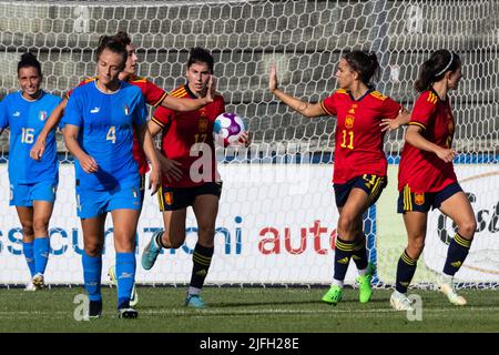 Alexia Putellas Segura et Marta Cardona de Miguel d'Espagne célèbrent après avoir mis en avant le but d'égalisation lors du match amical international des femmes entre l'Italie et l'Espagne au stade Teofilo Patini sur 01 juillet 2022 à Castel di Sangro, en Italie. Â©photo: Cinzia Camela. Banque D'Images