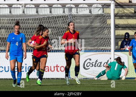 Alexia Putellas Segura et Marta Cardona de Miguel d'Espagne célèbrent après avoir mis en avant le but d'égalisation lors du match amical international des femmes entre l'Italie et l'Espagne au stade Teofilo Patini sur 01 juillet 2022 à Castel di Sangro, en Italie. Â©photo: Cinzia Camela. Banque D'Images