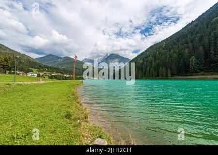 Auronzo ou lac Santa Caterina (Lago di Auronzo) et Alpes carniques avec les sommets appelés Crissin, Bragagnina et Tudaio de la chaîne de montagnes Bretoni. Banque D'Images