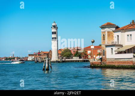 Ancien phare de l'île de Murano. La station de vaporetto (ferry) appelée Murano Punta Faro, lagune de Venise, Venise, site classé au patrimoine mondial de l'UNESCO, Italie. Banque D'Images