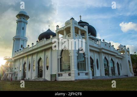 Photo de la mosquée Rahmatullah Lampuuk, une mosquée laissée par le tsunami à Aceh, en Indonésie. Banque D'Images