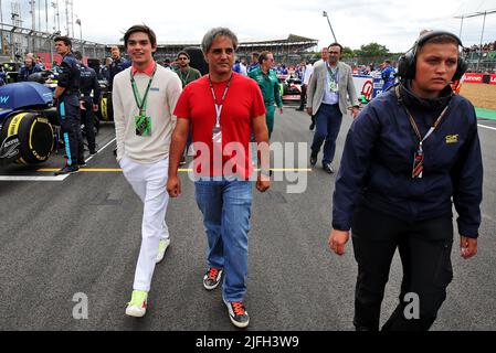 Silverstone, Royaume-Uni. 03rd juillet 2022. Juan Pablo Montoya (col) avec son fils Sebastian Montoya sur la grille. Grand Prix de Grande-Bretagne, dimanche 3rd juillet 2022. Silverstone, Angleterre. Crédit : James Moy/Alay Live News Banque D'Images