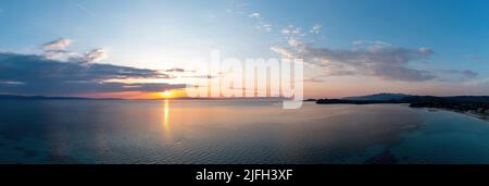 Lever de soleil sur l'océan calme vue panoramique aérienne. Coucher de soleil spectaculaire sur la mer Égée. Couleurs orange et bleu pour le ciel. Chalkidiki, Grèce Banque D'Images