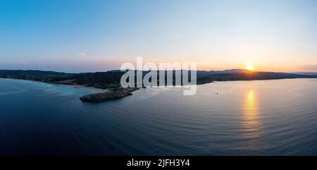 Sithonia Chalkidiki, Grèce. Lever de soleil sur l'océan calme vue aérienne de drone. Coucher de soleil spectaculaire sur la mer à Ormos Panagias. Couleurs orange et bleu pour le ciel. Banque D'Images