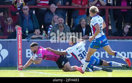 Abbas Miski, des guerriers de Wigan, va essayer contre Corey Hall de la Trinité de Wakefield, lors du match de la Super League de Betfred au stade de soutien de Bebe Well, Wakefield. Date de la photo: Dimanche 3 juillet 2022. Banque D'Images