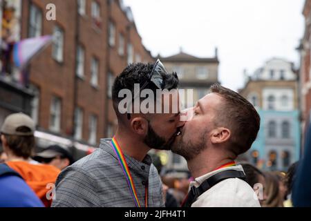 Une paire de couples gays est vue embrasser passionnément à Soho. Le 50th anniversaire de la célébration de la fierté de Londres se poursuit à Soho, dans le centre de Londres, après la fin du défilé de la fierté à Whitehall dans l'après-midi. Banque D'Images