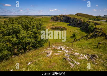 Les vestiges de la tourelle 45A sur le mur d’Hadrien, qui suit le chemin d’origine à travers la carrière désuée de Walltown Crags, Northumberland, Angleterre Banque D'Images