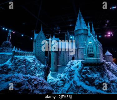 Leavesden, Royaume-Uni - janvier 9th 2022 : Château de Poudlard exposé dans la neige lors de la tournée Making of Harry Potter aux studios Warner Bros de Leavesden, Banque D'Images