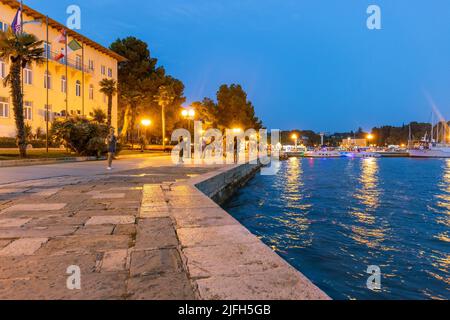 Soirée sur le front de mer dans la ville de Porec, Istra, Croatie Banque D'Images