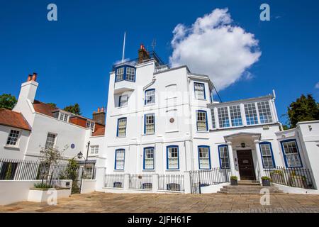 Londres, Royaume-Uni - 19 mai 2022 : vue sur la magnifique maison Admirals dans le quartier riche de Hampstead à Londres, Royaume-Uni. Banque D'Images