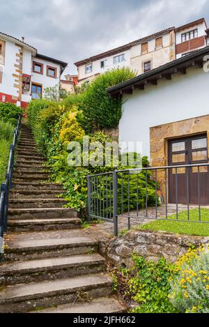 Escaliers raides dans le village de Lastres, Asturies Banque D'Images