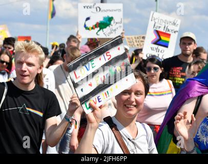Cologne, Allemagne. 03rd juillet 2022. Les gens célèbrent cette année le défilé de la CDD. Le Christopher Street Day de Cologne est l'un des plus grands événements de la communauté LGBTIQ en Europe. Credit: Roberto Pfeil/dpa/Alay Live News Banque D'Images