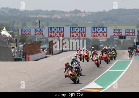 Hohenstein Ernstthal, Allemagne. 19 juin 2022. Moto2 course pendant le Grand Prix de Liqui Moly Motorrad Deutschland au circuit de Sachsenring, Hohenstein-Ernstthal, Allemagne. Photo : n° 22 Sam Lowes (GBR) de l'ELF Marc VDS Racing Team devant le n° 23 Marcel Schrotter (GER) de Liqui Moly intact GP Banque D'Images