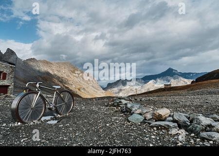 Vélo de course sur la scène du col de Liseran lors de la tournée de france dans les alpes françaises Banque D'Images