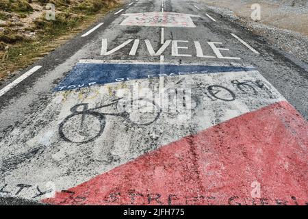 Peinture du maillot d'équipe des participants de la tournée de france au col d'Izoard, un col de montagne dans les Alpes françaises Banque D'Images