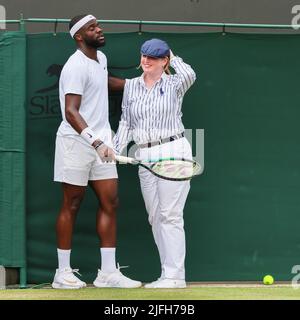 Londres, Royaume-Uni. 03rd juillet 2022. American Frances Tiafoe et un juge de file photographiés lors d'un match de tennis entre Belge Goffin et US Tiafoe au quatrième tour du tournoi de singles hommes au tournoi de tennis grand slam de Wimbledon 2022 au All England tennis Club, dans le sud-ouest de Londres, en Grande-Bretagne, dimanche 03 juillet 2022. BELGA PHOTO BENOIT DOPPAGNE crédit: Belga News Agency/Alay Live News Banque D'Images