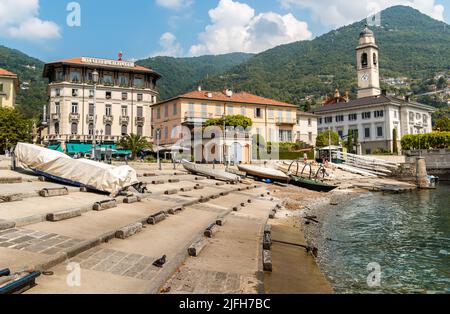 Cernobbio, Côme, Italie - 30 juin 2022: Lac de Cernobbio, la station balnéaire populaire sur les rives du lac de Côme, Lombardie. Banque D'Images