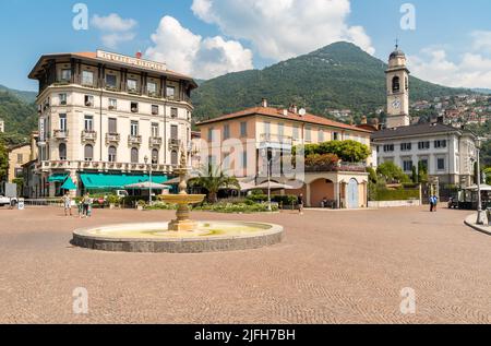 Cernobbio, Côme, Italie - 30 juin 2022: Lac de Cernobbio, la station balnéaire populaire sur les rives du lac de Côme, Lombardie. Banque D'Images