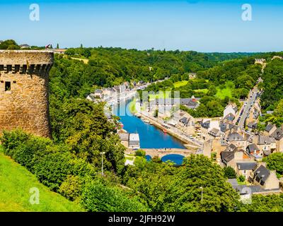 Vue imprenable sur Dinan, pittoresque village médiéval traversé par la Rance, département des Côtes d'Armor, Bretagne, France Banque D'Images