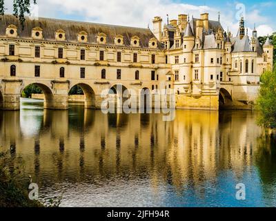 Vue imprenable sur le château de Chenonceau qui enjambe le cher, la vallée de la Loire, en France Banque D'Images