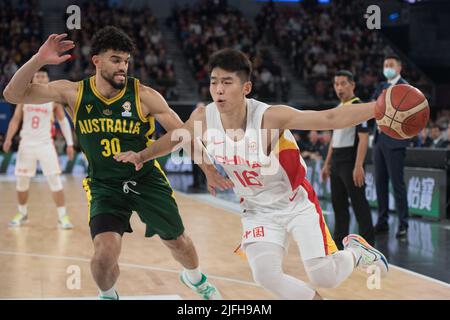 Melbourne, Australie. 03rd juillet 2022. Sam McDaniel de l'équipe australienne de basket-ball et Wenbo lu (R) de l'équipe chinoise de basket-ball en action pendant le match de la FIBA World Cup 2023 Qualificatifs Group B Window 3 entre la Chine et l'Australie, qui s'est tenu au John Cain Arena. Score final Australie 71:48 Chine. Crédit : SOPA Images Limited/Alamy Live News Banque D'Images