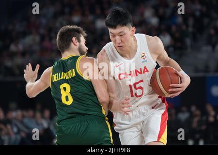 Matthew Dellavedova (R) de l'équipe australienne de basket-ball et Qi Zhou (R) de l'équipe chinoise de basket-ball en action pendant le match de la FIBA World Cup 2023 Qualitifiers Group B Window 3 entre la Chine et l'Australie qui s'est tenu à John Cain Arena. Score final Australie 71:48 Chine. Banque D'Images