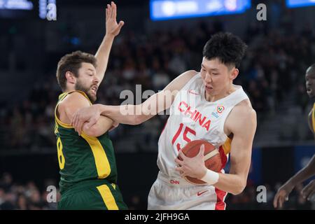 Matthew Dellavedova (R) de l'équipe australienne de basket-ball et Qi Zhou (R) de l'équipe chinoise de basket-ball en action pendant le match de la FIBA World Cup 2023 Qualitifiers Group B Window 3 entre la Chine et l'Australie qui s'est tenu à John Cain Arena. Score final Australie 71:48 Chine. Banque D'Images