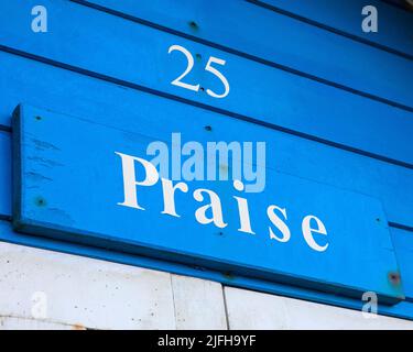 Cromer, Royaume-Uni - 22 janvier 2022 : gros plan du nom d'une cabane de plage dans la ville côtière de Cromer à Norfolk, Royaume-Uni. Banque D'Images