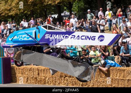 Alexandra Palace, Londres, Royaume-Uni. 3rd juillet 2022. Des modèles de soapbox bizarres et loufoques descendaient le long du parcours de la colline à travers Alexandra Park en dessous de « Ally Pally » et sur des sauts qui testent les modèles et les capacités de conduite des équipes. Environ 70 chariots fabriqués à la main, uniquement par gravité et une poussée des équipages depuis le sommet de la colline, ont tenté de fixer le temps le plus rapide. Beaucoup sont venus à la peine avant la ligne d'arrivée. Équipe Hyperdrive kart Banque D'Images