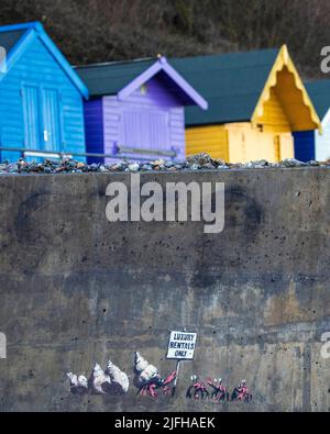 Cromer, Royaume-Uni - 22 janvier 2022: Locations de luxe seulement Graffiti par Banksy, avec des cabanes de plage en arrière-plan, dans la ville balnéaire de Cromer à Norfolk, U Banque D'Images