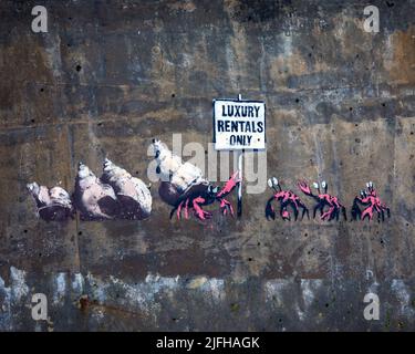 Cromer, Royaume-Uni - 22 janvier 2022: Locations de luxe seulement Graffiti par Banksy, dans la ville balnéaire de Cromer à Norfolk, Royaume-Uni. Banque D'Images