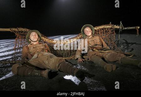 l-r: Luke Norris (David Taylor), Kit Harington (Albert Narracott) en CHEVAL DE GUERRE au New London Theatre, Londres WC2 03/04/2009basé sur le roman de Michael Morpurgo adapté par Nick Stafford une production nationale en association avec Handspring Puppet Company Set design: Rae Smith Puppet fabrication: Adrian Kohler éclairage: Paul Constable mouvement et chorégraphie: Toby Sedgwick directeurs: Marianne Elliott & Tom Morris Banque D'Images