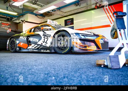 Misano, Italie. 03rd juillet 2022. Box Team WRT Audi R8 LMS evo II GT3 crédit: Agence de photo indépendante/Alamy Live News Banque D'Images