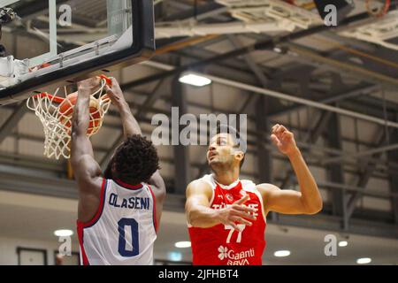 Newcastle, Angleterre, le 3 juillet 2022. Gabriel Olaseni a obtenu le score de la Grande-Bretagne contre la Turquie lors d'un match de qualification de la coupe du monde FIBA 2023 à vertu Motors Arena à Newcastle. Crédit : Colin Edwards/Alay Live News. Banque D'Images