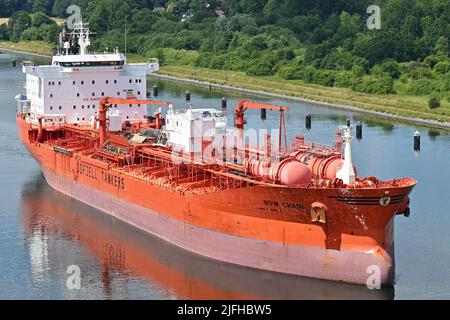 Produits chimiques/huile chaîne D'ARCEAUX de tanker passant par le canal de Kiel en direction d'un chantier naval à Gdansk Banque D'Images