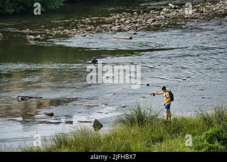 Jeune pêcheur sur l'Aude près de Carcassonne Banque D'Images