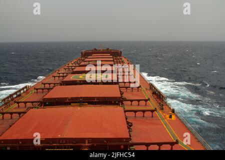 Le navire marchand transportant des marchandises en vrac est en cours de mer par temps difficile Banque D'Images