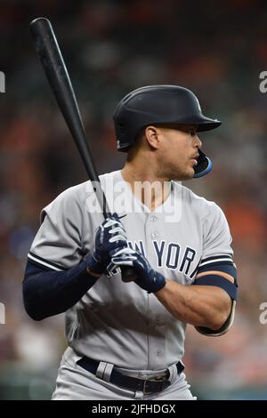 New York Yankees a désigné la hitter Giancarlo Stanton (27) chauves-souris pendant le premier repas du jeu MLB entre les New York Yankees et les Houston AS Banque D'Images