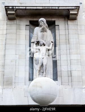 La sculpture à l'extérieur du siège de la BBC, située sur Portland place et Langham place à Londres, Royaume-Uni. La statue d'Eric Gill a suscité Banque D'Images