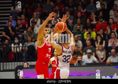 Newcastle, Angleterre, le 3 juillet 2022. Omer YurtSeven jouant pour la Turquie sautant pour défendre contre Patrick Whelan de Grande-Bretagne dans un match de qualification de la coupe du monde FIBA 2023 à vertu Motors Arena à Newcastle. Crédit : Colin Edwards/Alay Live News. Banque D'Images