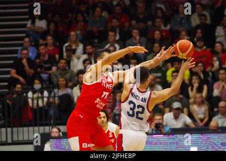 Newcastle, Angleterre, le 3 juillet 2022. Omer YurtSeven jouant pour la Turquie sautant pour défendre contre Patrick Whelan de Grande-Bretagne dans un match de qualification de la coupe du monde FIBA 2023 à vertu Motors Arena à Newcastle. Crédit : Colin Edwards/Alay Live News. Banque D'Images