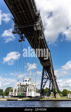 Ferry suspendu sous le pont supérieur de Rendsburg dans le Schleswig-Holstein, Allemagne Banque D'Images