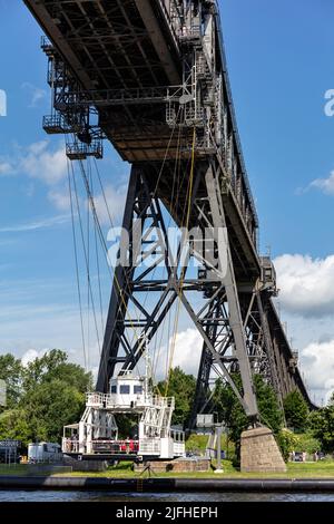 Ferry suspendu sous le pont supérieur de Rendsburg dans le Schleswig-Holstein, Allemagne Banque D'Images