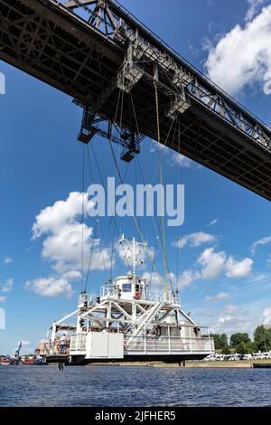 Ferry suspendu sous le pont supérieur de Rendsburg dans le Schleswig-Holstein, Allemagne Banque D'Images