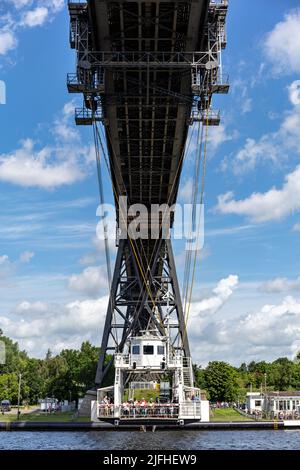 Ferry suspendu sous le pont supérieur de Rendsburg dans le Schleswig-Holstein, Allemagne Banque D'Images